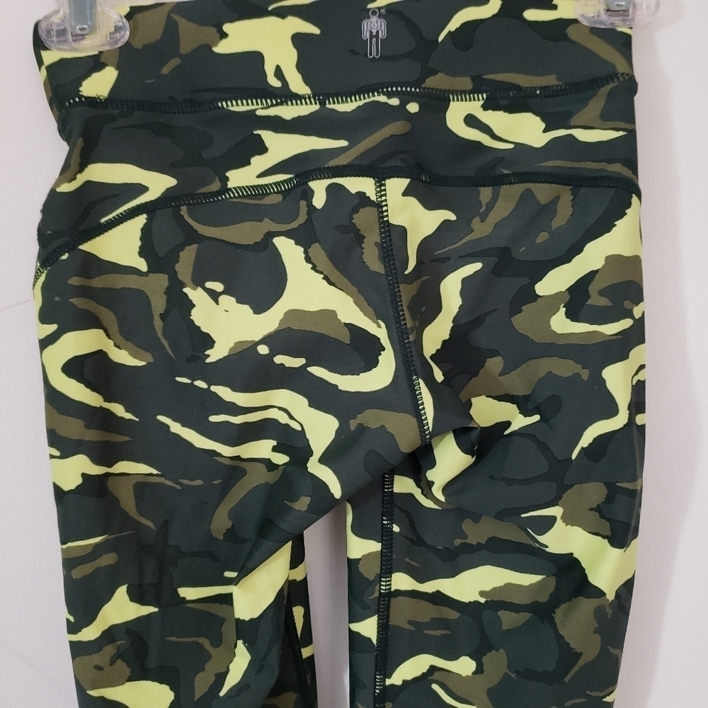 Human Performance Engineering Camo Print Capri Le… - image 6